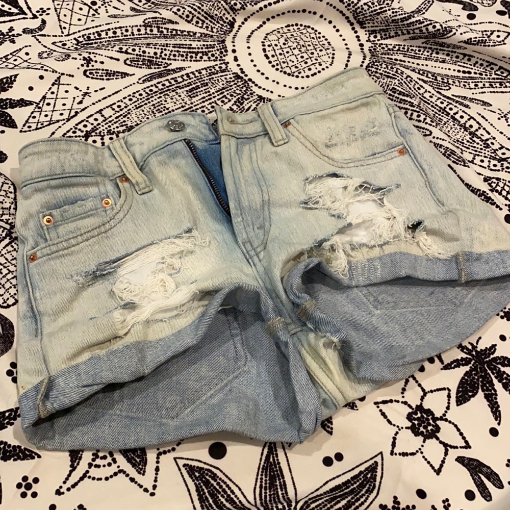 WOMENS CUTE RIPPED JEAN SHORTS💙